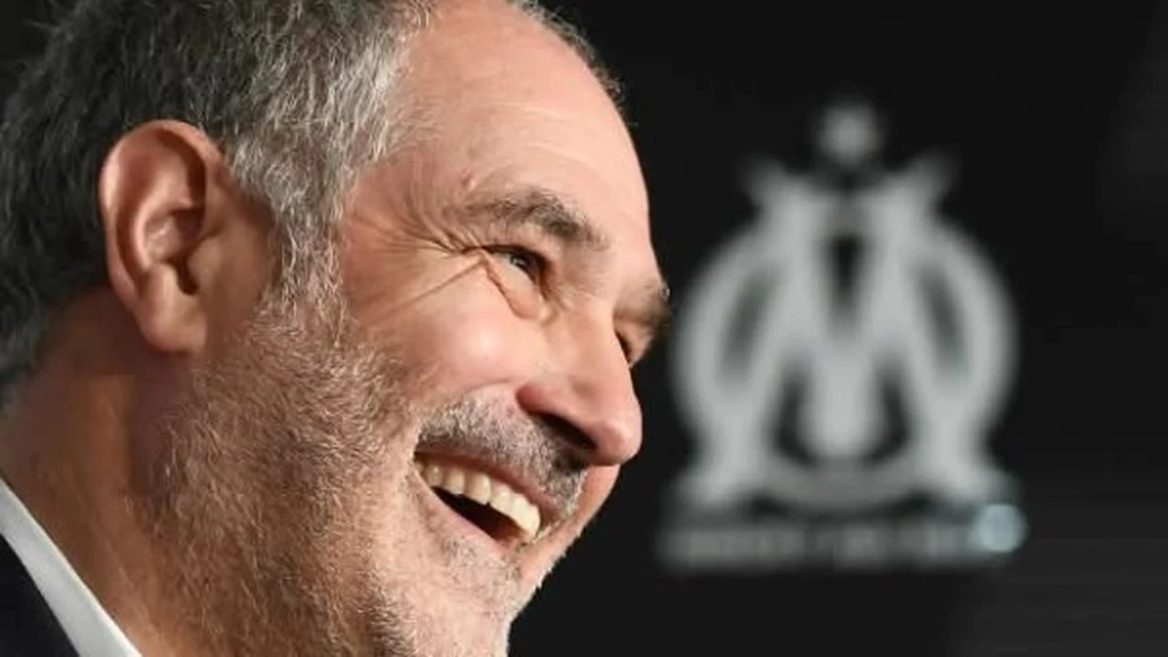 نجم برشلونة السابق يعلق على أنباء انتقاله للأهلي